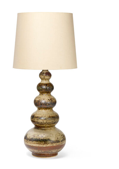 Axel Salto: A tall stoneware table lamp. Decorated with Sung glaze. H. 46/68 cm. A tall stoneware table lamp. Decorated with Sung glaze. Signed SALTO, 902. Royal Copenhagen. Designed 1944. H. excl. socket 46. H. incl. shade holder 68 cm.
