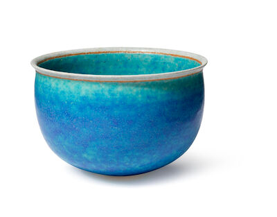 Alev Ebüzziya Siesbye: A circular stoneware bowl. Decorated with azure glaze, the upper rim with blue glaze. H. 10.4-10.9 cm. A circular stoneware bowl. Decorated with azure glaze, the upper rim with blue glaze. Signed alev '82, S. Unique. H. 10.4-10.9 cm. Diam. 16.2-16.4 cm.