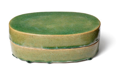Gertrud Vasegaard: An oval stoneware lid jar, decorated with transparent green glaze. Signed monogram, 1987. L. 24.5 cm. An oval stoneware lid jar, decorated with transparent green glaze. Signed monogram, 1987. Unique. H. 8.5-9 cm. W. 14.5 cm. L. 24.5 cm.