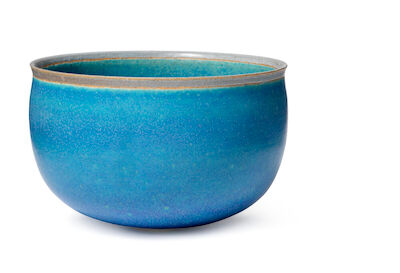 Alev Ebüzziya Siesbye: A circular stoneware bowl. Decorated with azure glaze. Unique. H. 10.2-10.4 cm. Diam. 16 cm. A circular stoneware bowl. Decorated with azure glaze, the upper rim with pale violet blue glaze. Signed alev '86. Unique. H. 10.2-10.4 cm. Diam. 16 cm.
