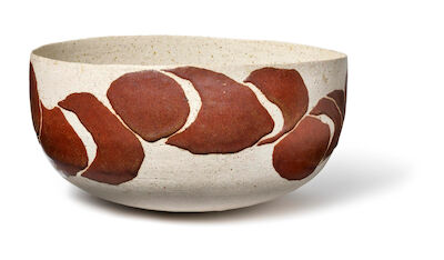 Alev Ebüzziya Siesbye: A circular stoneware bowl, exterior partly decorated with formations in reddish brown glaze. H. 13.9-14.8 cm. Diam. 28-29.7 cm. A circular stoneware bowl, exterior partly decorated with formations in reddish brown glaze. Signed alev '73. Unique. H. 13.9-14.8 cm. Diam. 28-29.7 