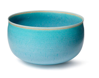 Alev Ebüzziya Siesbye: A circular stoneware bowl. Decorated with turquoise blue glaze, the upper rim with light blue glaze. A circular stoneware bowl. Decorated with turquoise blue glaze, the upper rim with light blue glaze. Signed alev. Unique. H. 13.9-14.3 cm. Diam. 23.5 cm.
