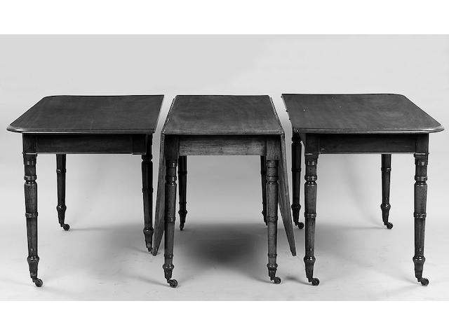 A Regency mahogany extending dining table,