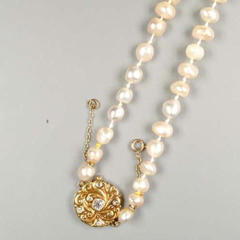 Bonhams : A single-stand Mississippi freshwater natural pearl necklace