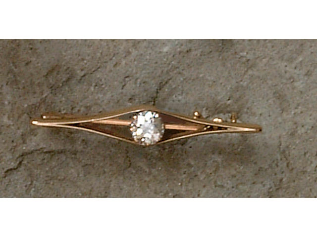 A single stone diamond set bar brooch