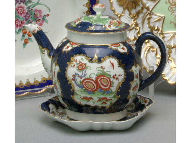 A Worcester scale blue teapot, cover and stand,