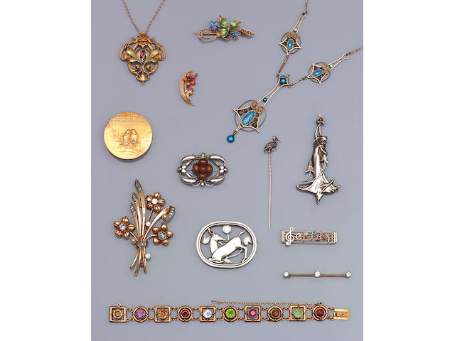 A quantity of jewellery