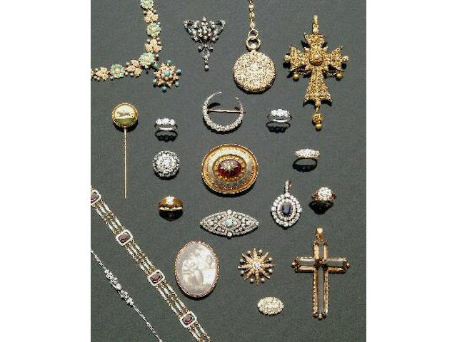 A Victorian diamond and sapphire brooch/pendant