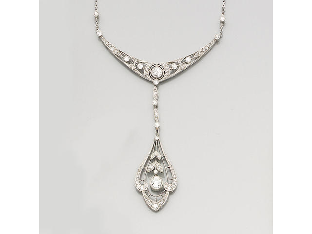 An Edwardian diamond pendant necklace