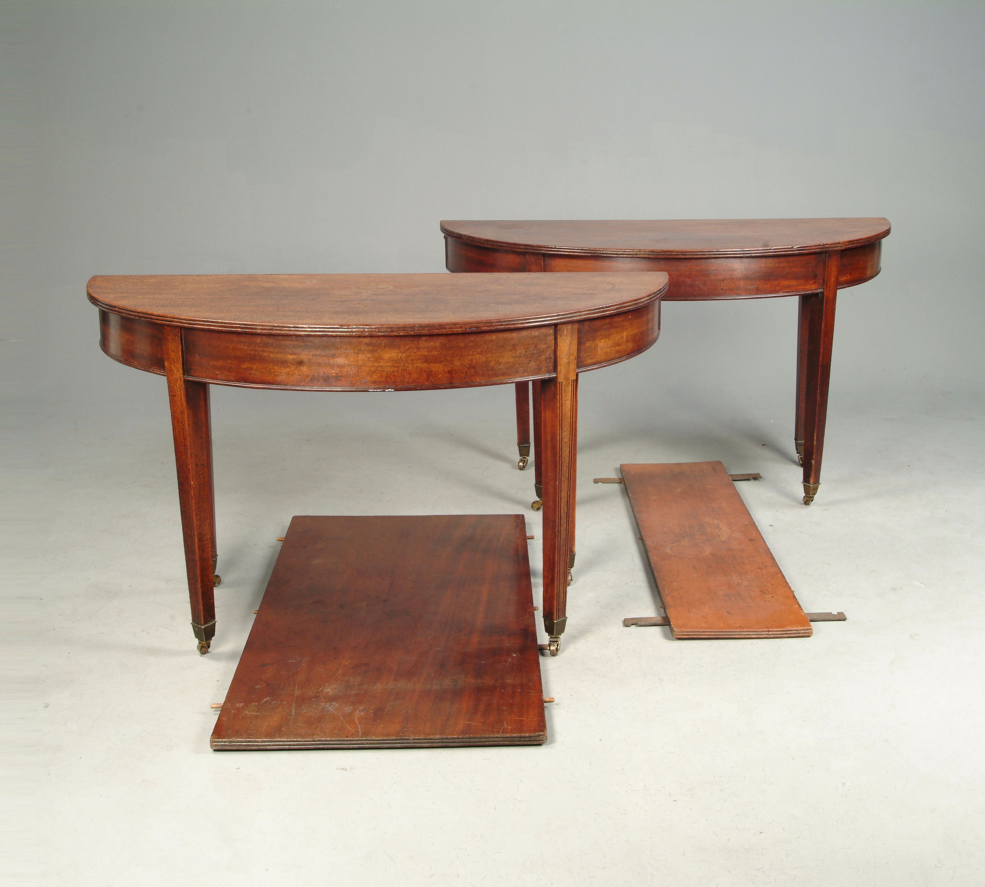 A Regency mahogany dining table