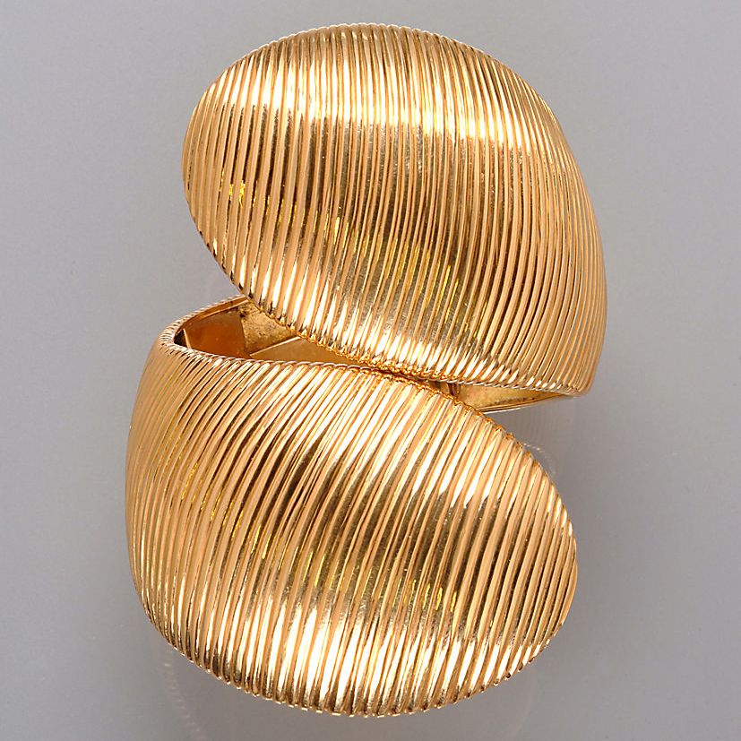 A hinged bangle