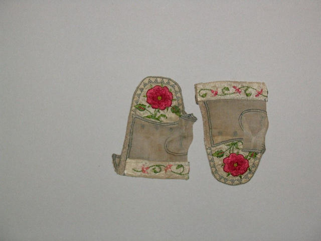 A pair of early 18th Century baby's mittens,