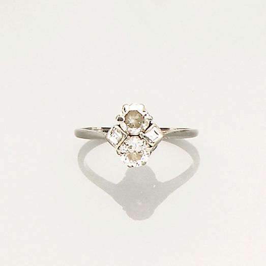 A diamond cluster ring