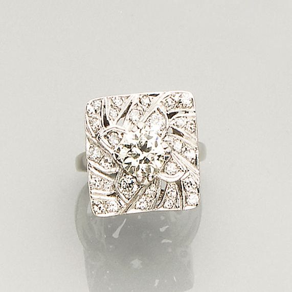 A diamond cluster ring