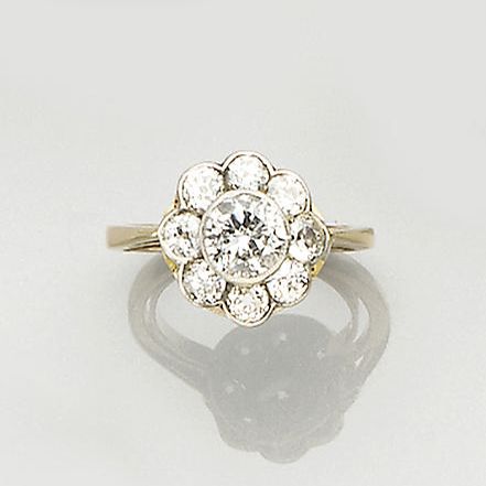 A diamond cluster ring