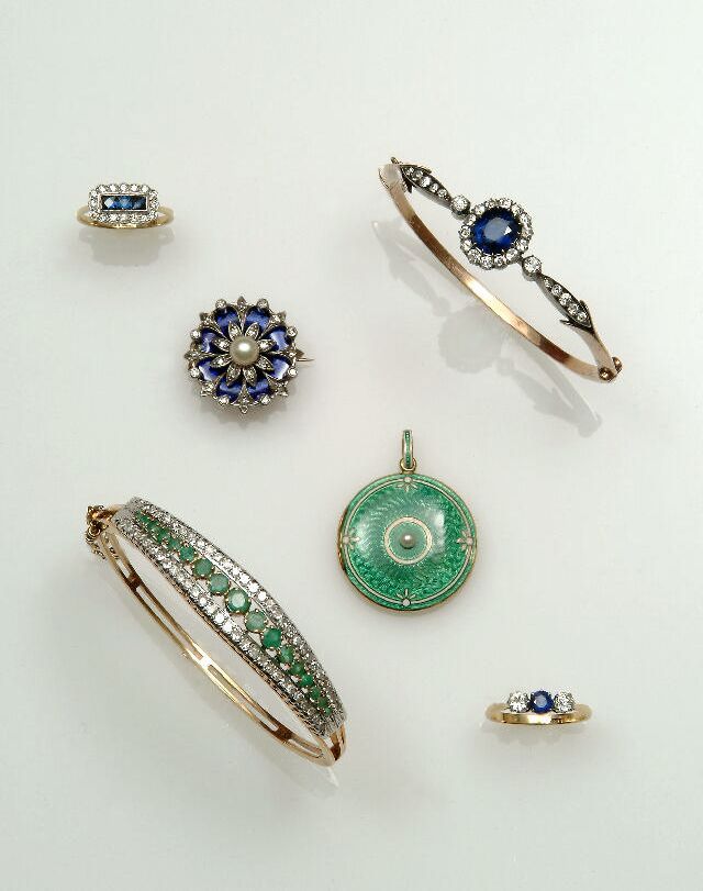 An emerald and diamond hinged bangle