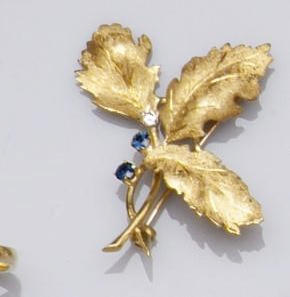 An 18ct gold triple leaf brooch, (5)