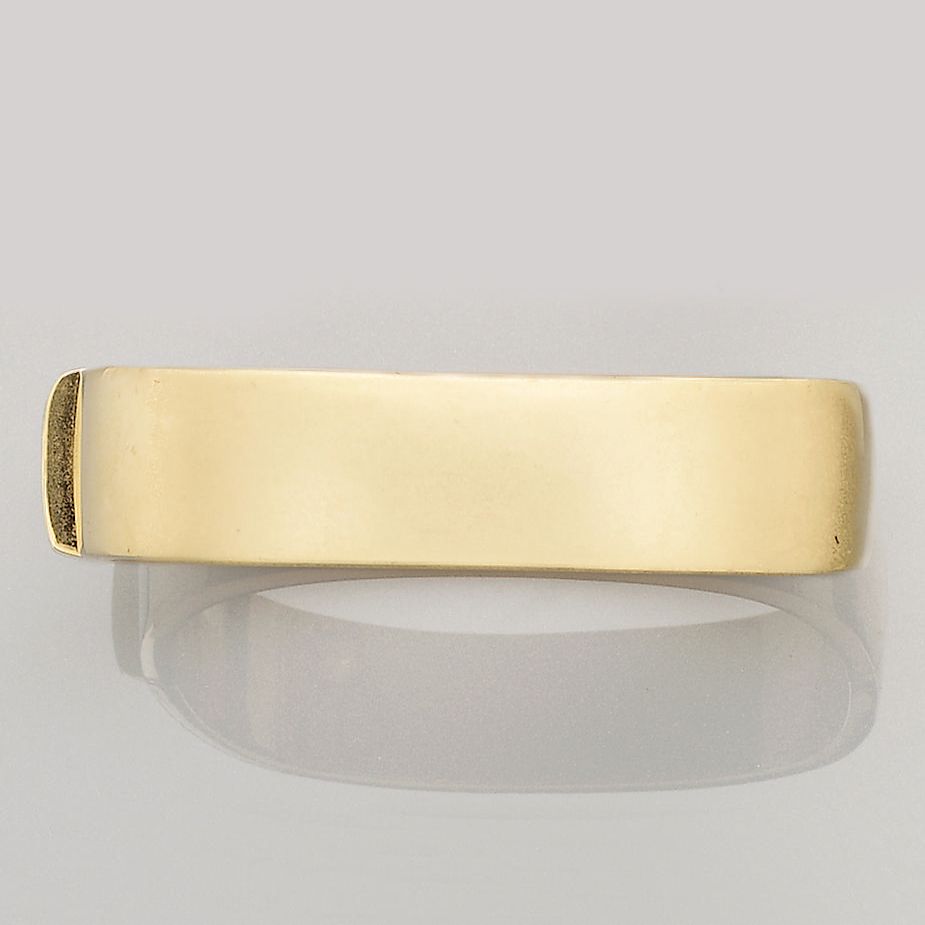 A hinged bangle