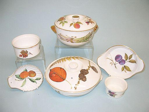 A Royal Worcester Evesham pattern dinner service for four 20th Century,