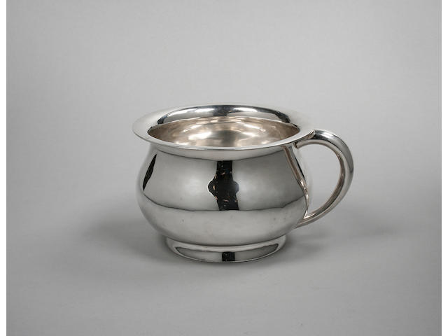 An unusual full size chamber pot, by D & J Wellby Ltd, London 1915,