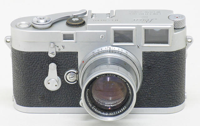Leica M3 camera Chrome, No. 701831 double stroke lacking speed dial with a Summicron 5cm/2 lens, No. 1144980.  (2)
