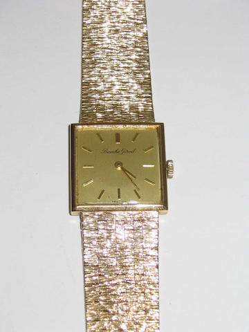 Beuche Girod: a mid-size 9 carat gold wristwatch,