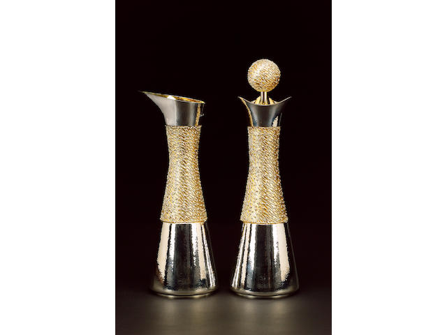 STUART DEVLIN : A pair of silver and silver-gilt ewer and decanter, London 1970,