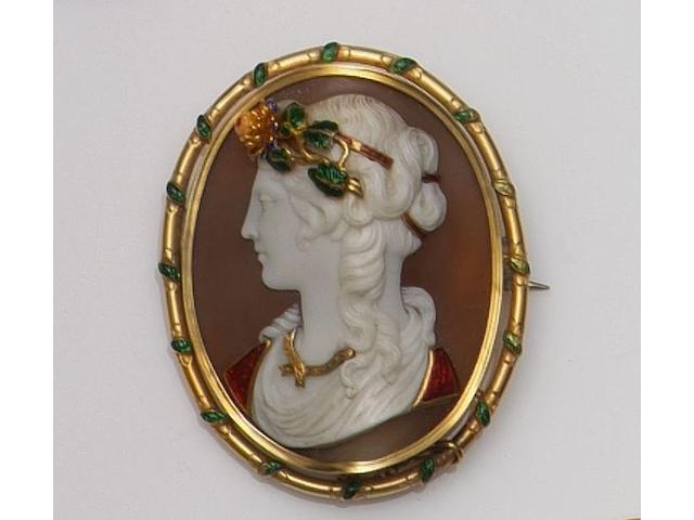 A Victorian oval shell cameo brooch (2)
