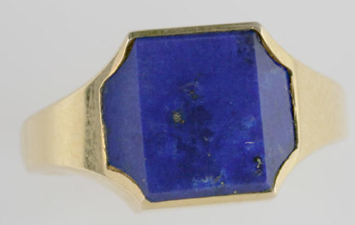 Kutchinsky: An 18ct gold lapis lazuli set signet ring
