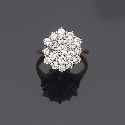 A diamond cluster ring