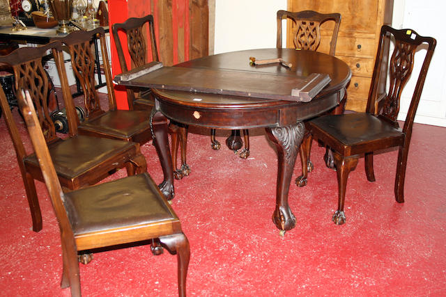 An early 20th Century mahogany dining table