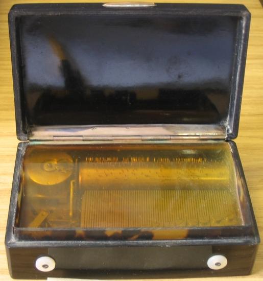 A polished horn musical snuff box, Swiss, circa 1830,