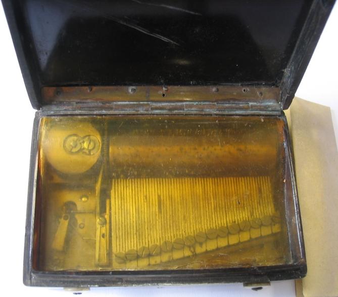 A small musical horn snuff box, Swiss, circa 1830,