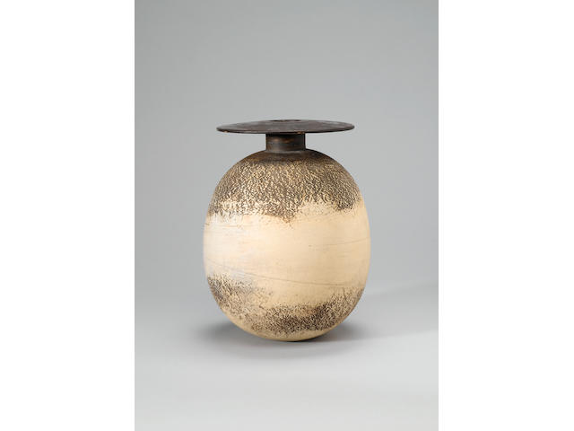 Hans Coper a large ovoid Pot with disc, circa 1965 Height 24.5cm (9 5/8in.)