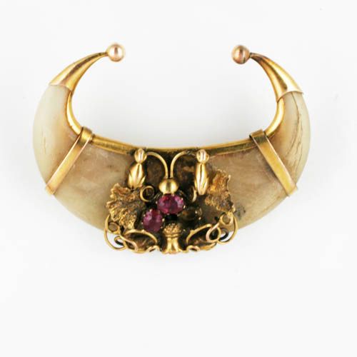 Five brooches, (5)