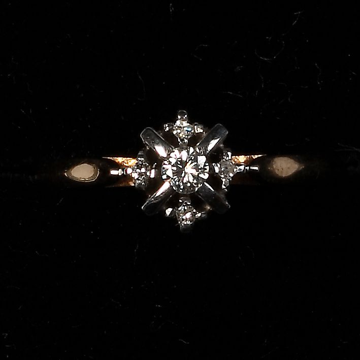 A diamond cluster ring