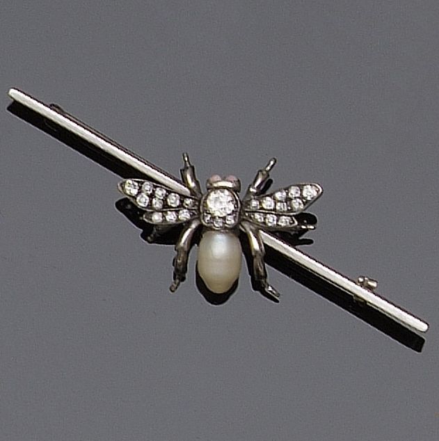 A gemset bee brooch