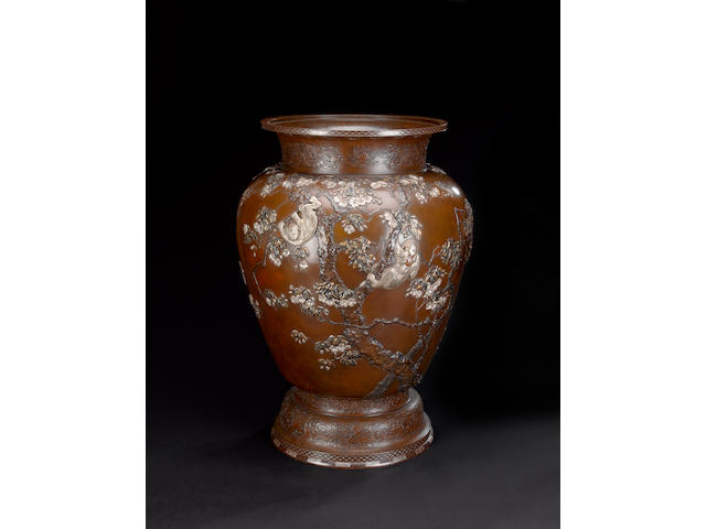 A very fine bronze vase Meiji Period, signed Gyokutosai koku