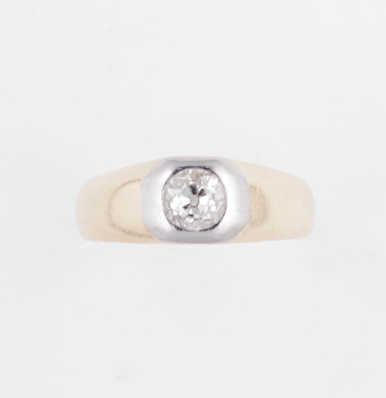 A diamond single stone ring