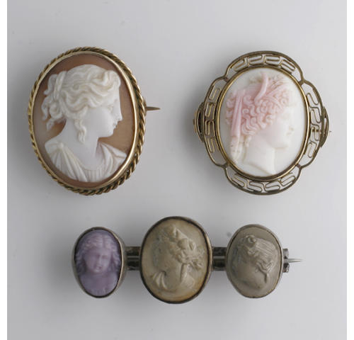 A carved shell cameo brooch, (9)