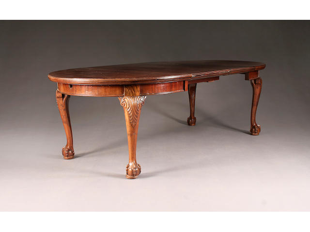A mahogany extendable dining table, early 20th Century
