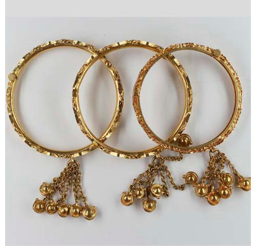 Three precious yellow metal bangles (3)
