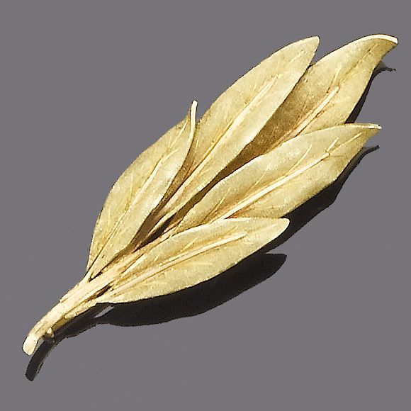A leaf brooch