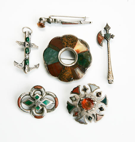 A collection of Scottish jewellery (7)