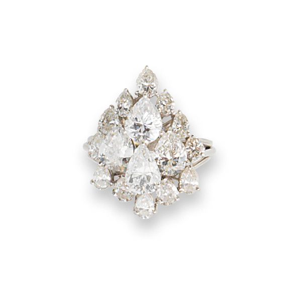 A diamond cluster ring