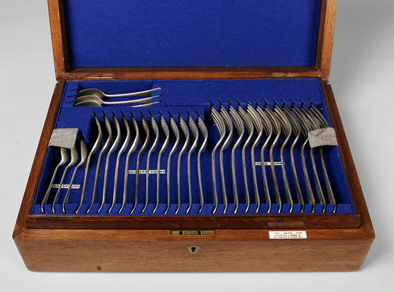 A twelve piece silver Old English pattern canteen of cutlery W Hutton & Sons Ltd, Sheffield 1914