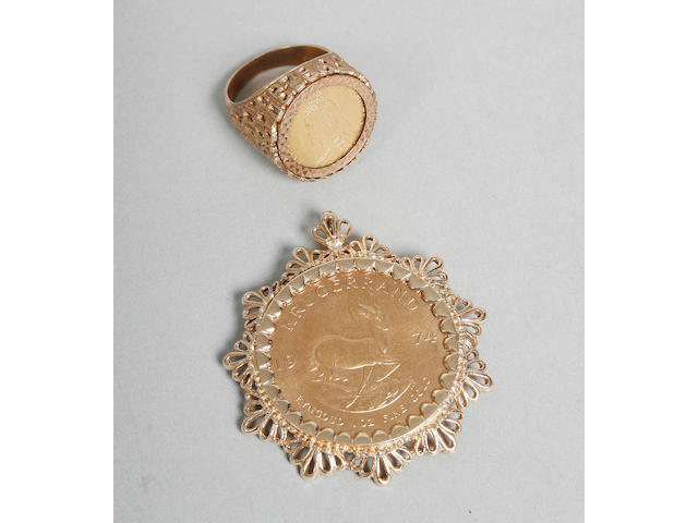 A gold mounted Victorian sovereign ring (2)
