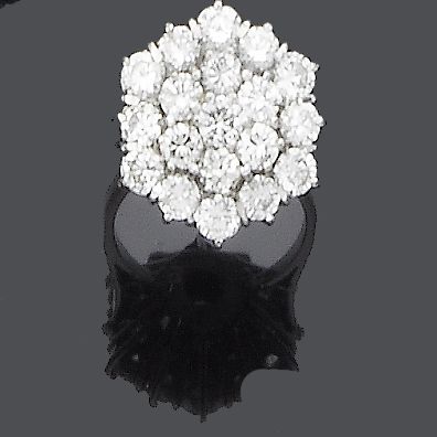 A diamond cluster ring