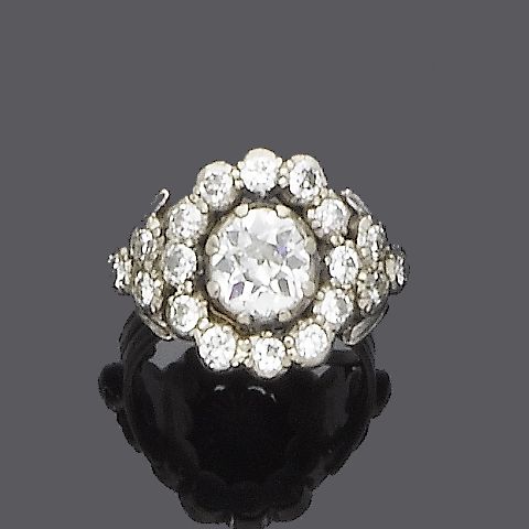 A diamond cluster ring