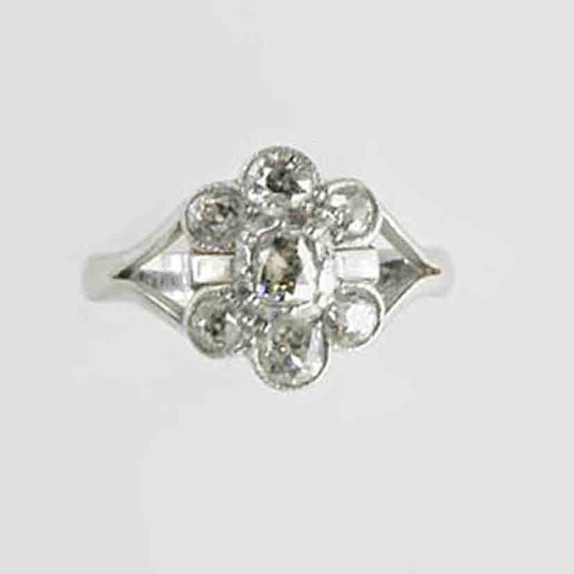 A diamond cluster ring